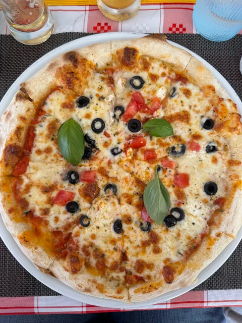 Pizzeria e gelataria Roma