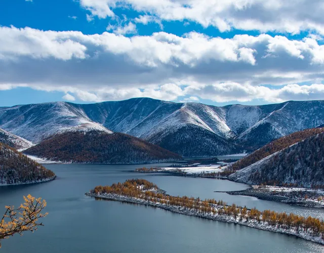 Khuisiin Naiman Lake