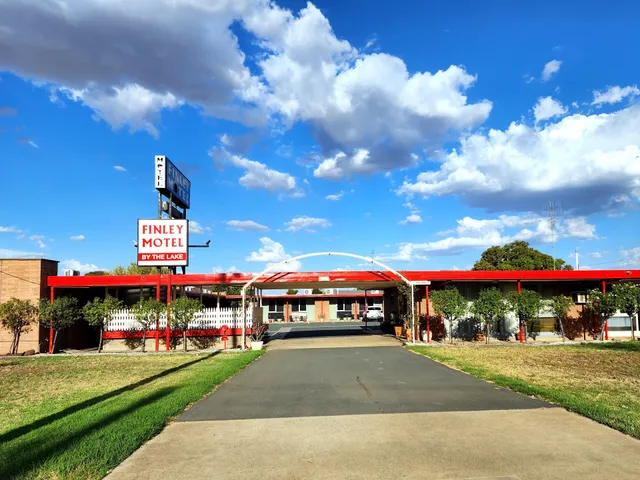 Finley Motel by the lake