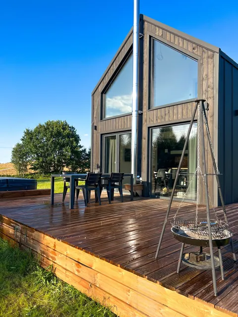 Czarcia Szopa - domek do wynajęcia z jacuzzi i kominkiem.