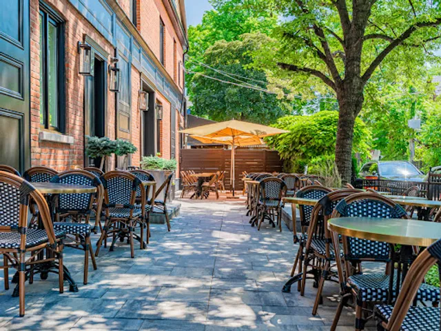 L'avenue on Parliament