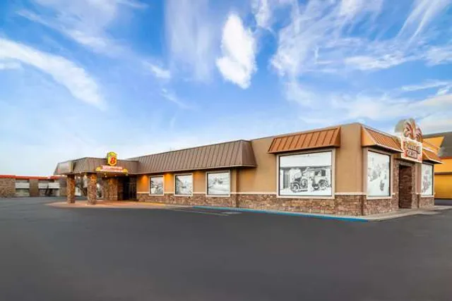 Super 8 by Wyndham Fallon