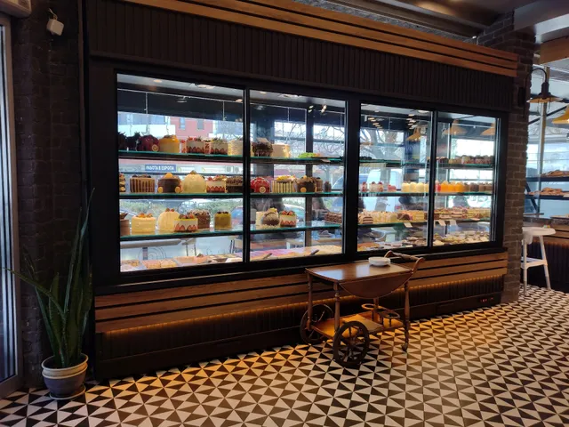 Cafe & Patisserie Fresh Bakery