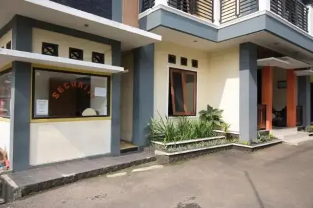 RedDoorz Plus @ Cibogo Puncak 3