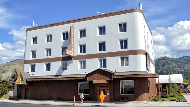 Colter's Lodge (Hotel, Suites, Extended Stay, Restaurants, Bar, Liquor/Smoke Shop, Pool, Darts, Slots, Poker, Music, Karaoke)