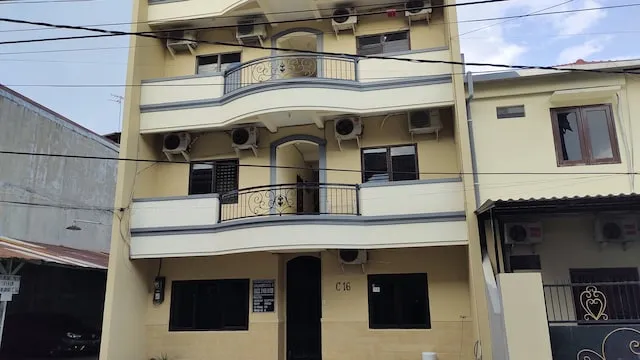 OYO 90870 C16 Siwalankerto Syariah