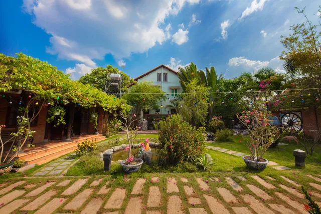 Khu Nghỉ Dưỡng Sinh Thái Hương Sen - Ven Sông Sài Gòn (Huong Sen Resort)