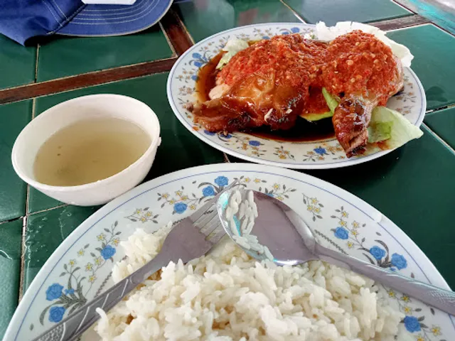 Boy Nasi Ayam Hainan