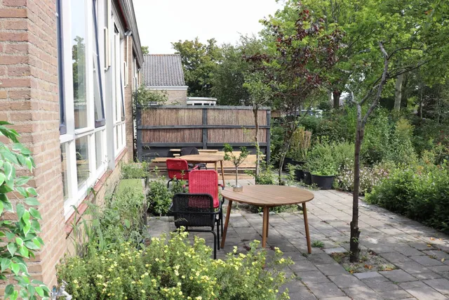 De School Bed By The Sea