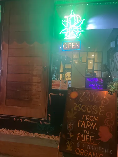 BUDS HOUSE CAFÉ PATTAYA