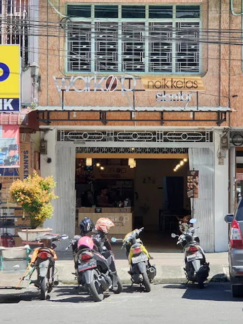 The Clovers Coffee & Desserts