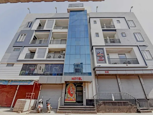 Collection O 70296 Hotel Sarover