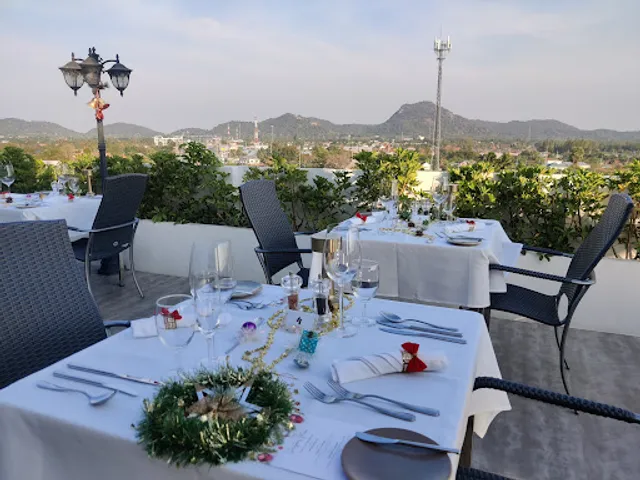 Foxes International Restaurant, Sky Bar and Lounge,ช้อนไทย Chon Thai Cuisine