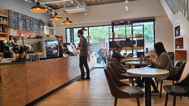 Louisa Coffee 路易莎咖啡(台南郡平門市)