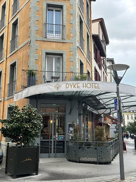 DYKE HOTEL