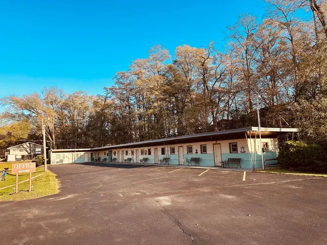Lake Motel