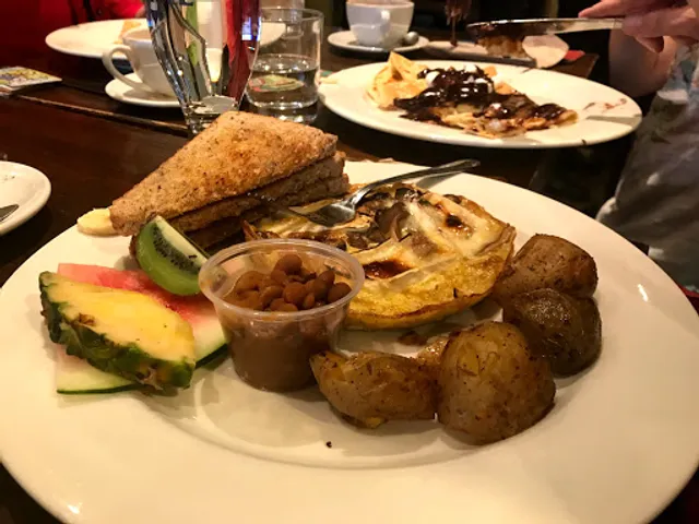 TOI, MOI & CAFÉ BISTRO LAURIER