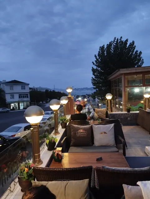 Zemin Cafe & Restaurant