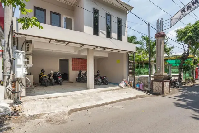 RedDoorz near Kaza Mall Surabaya