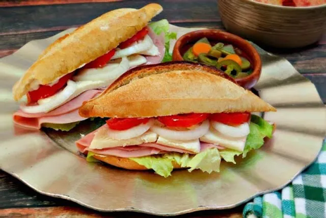 El Jitomate Romántico Tortas