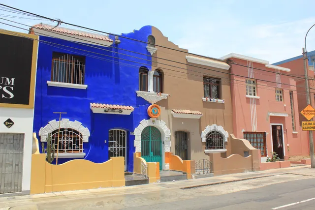 Backpackers Enjoy Hostels