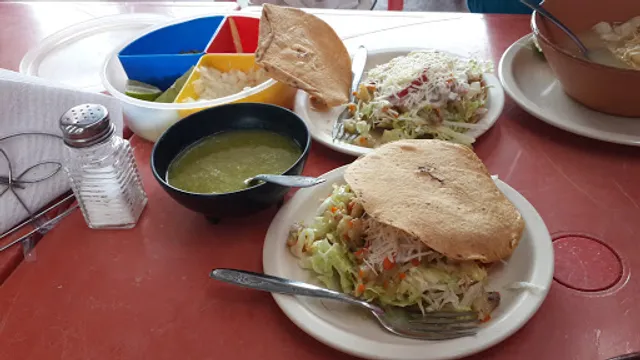 Pozolería el portón rosa