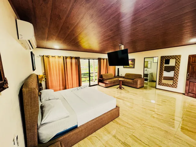 Los Angeles Hotel & Resort