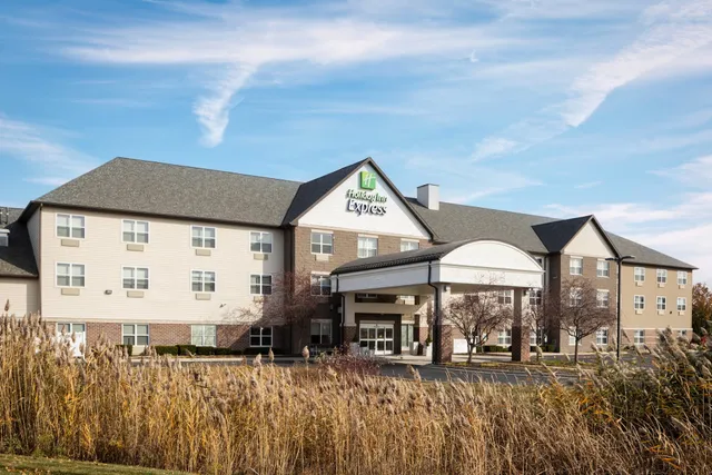 Holiday Inn Express & Suites Green Bay East by IHG