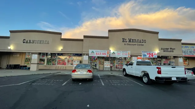 El Mercado & Discount Center