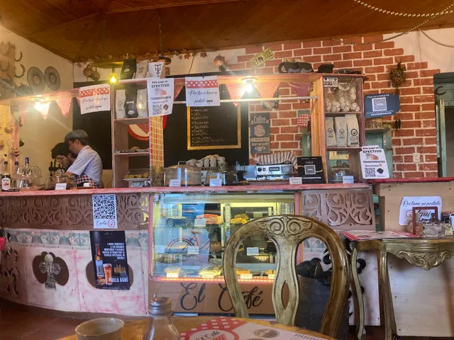 El café - salón de onces