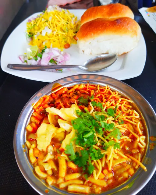 Gavkari chuli varchi misal (Puneri)- best misal in thane