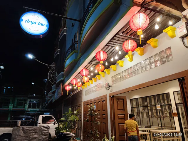 Arya Inn Hotel & Library Cafe