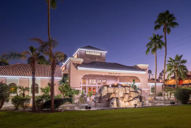 La Fuente Inn & Suites