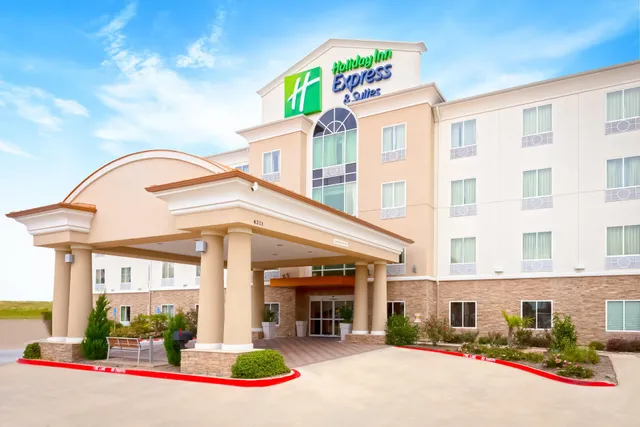 Holiday Inn Express & Suites Dallas W - I-30 Cockrell Hill by IHG