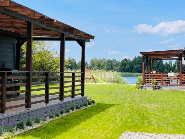 Lawendowe domki nad jeziorem Roś