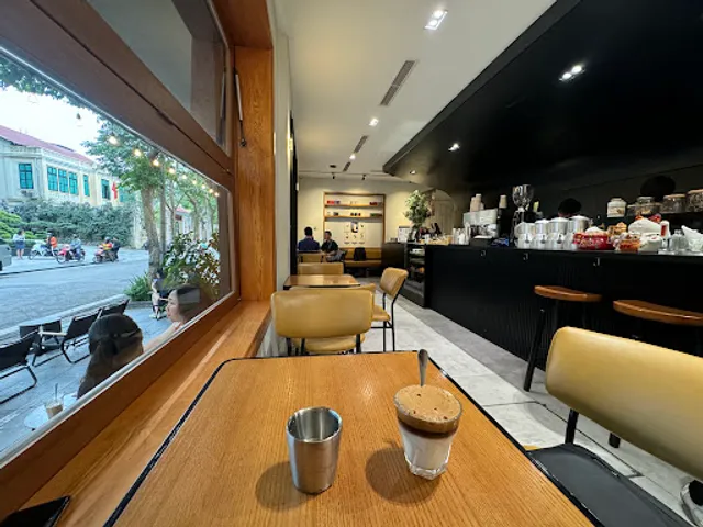 VOU Cafe - Tông Đản