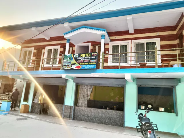 Hotel Chauhan River View & Restaurant