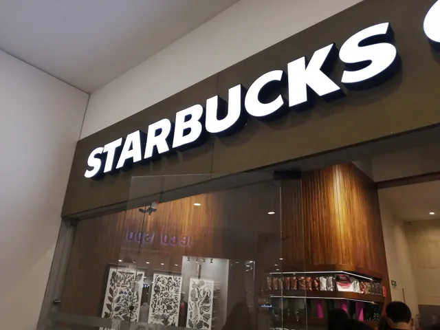 Starbucks Titán Plaza