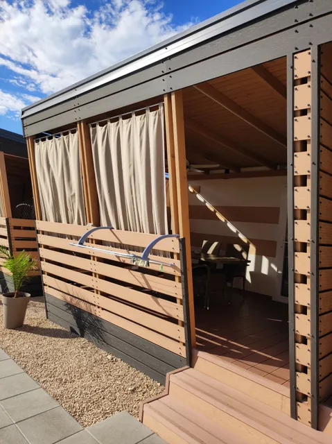 Mobile Home King, Camp Dida