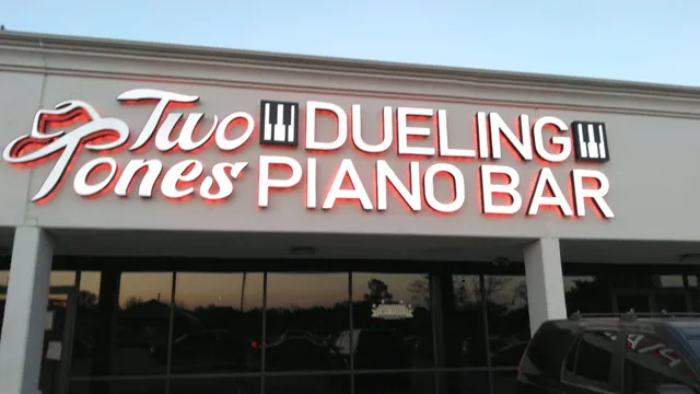 Two Tones Dueling Piano Bar