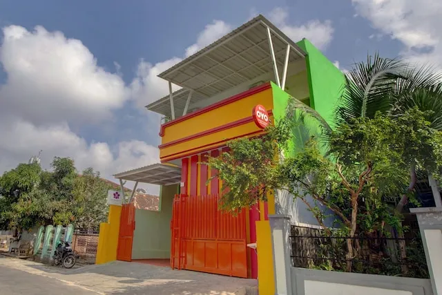 Super OYO 3774 Shakira Syariah Guest House