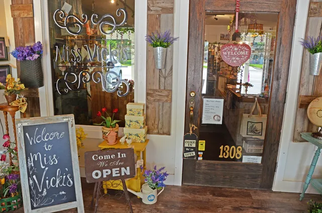 Miss Vicki's Uniquely Vintage