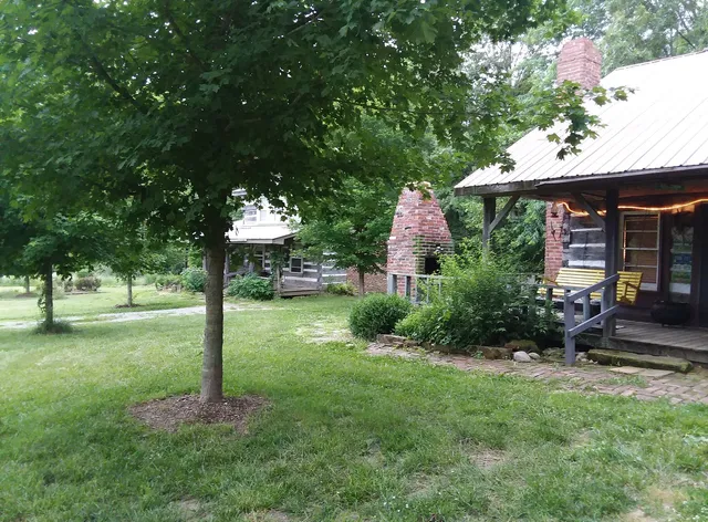 Olde Squat Inn Log Cabin Bed and Breakfast