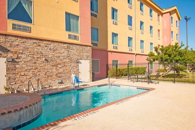 Days Inn & Suites by Wyndham San Antonio near Frost Bank Ctr