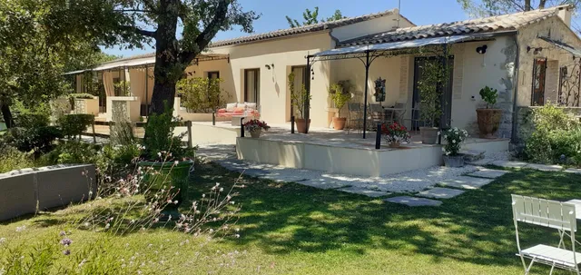 La Magnanerie d'Hôtes , le jardin secret , chambres d hôtes sauve.