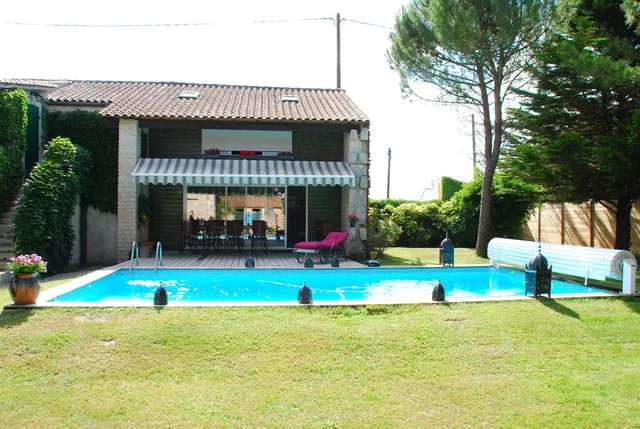 LES HÔTES DU PARADIS