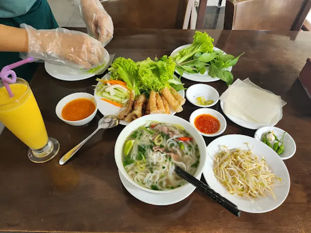 Que Huong Pho Com Vietnamese Restaurant