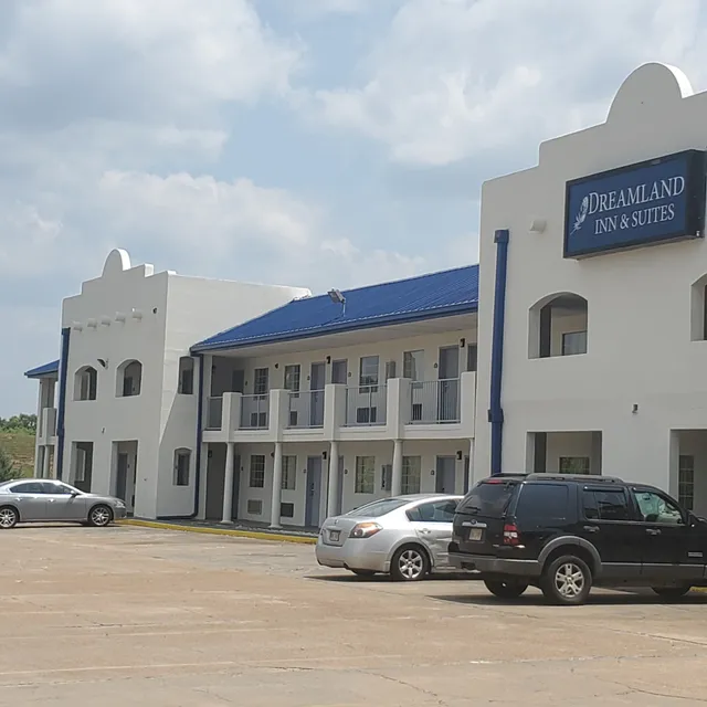 Dreamland Inn & Suites