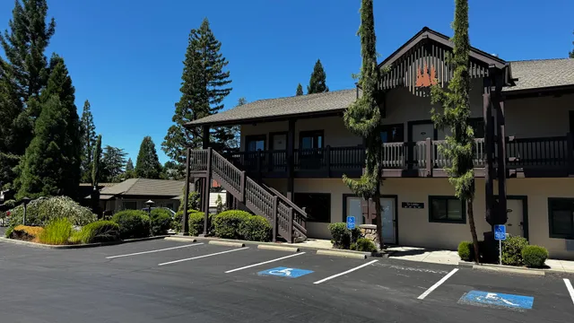 Redwood Garden Inn
