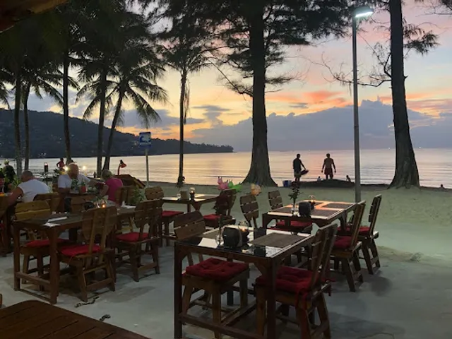 Deng's Kamala Restaurant & Guesthouse